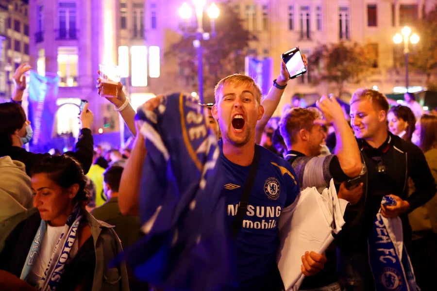 Aficionados del Chelsea celebran título en Oporto