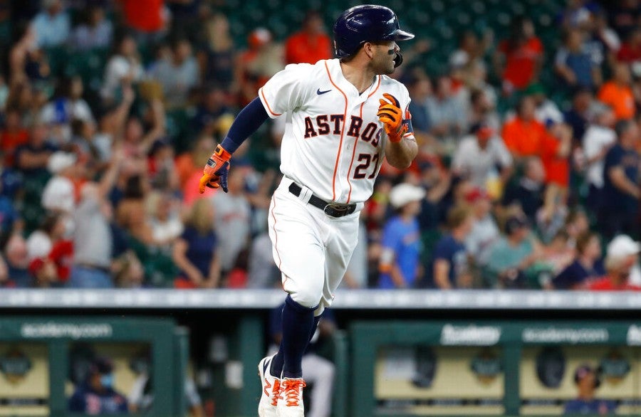 José Altuve recorriendo las bases