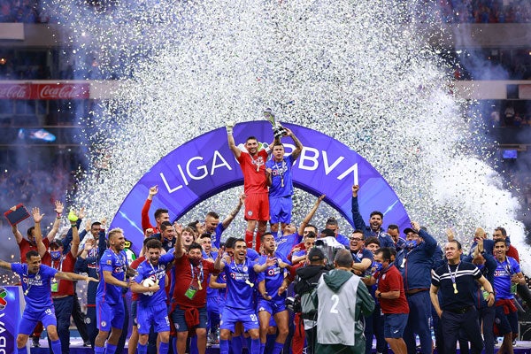 Los jugadores de Cruz Azul celebrando el título