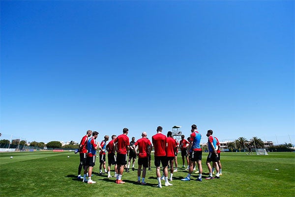 Jugadores de Gales previo a un entrenamiento 