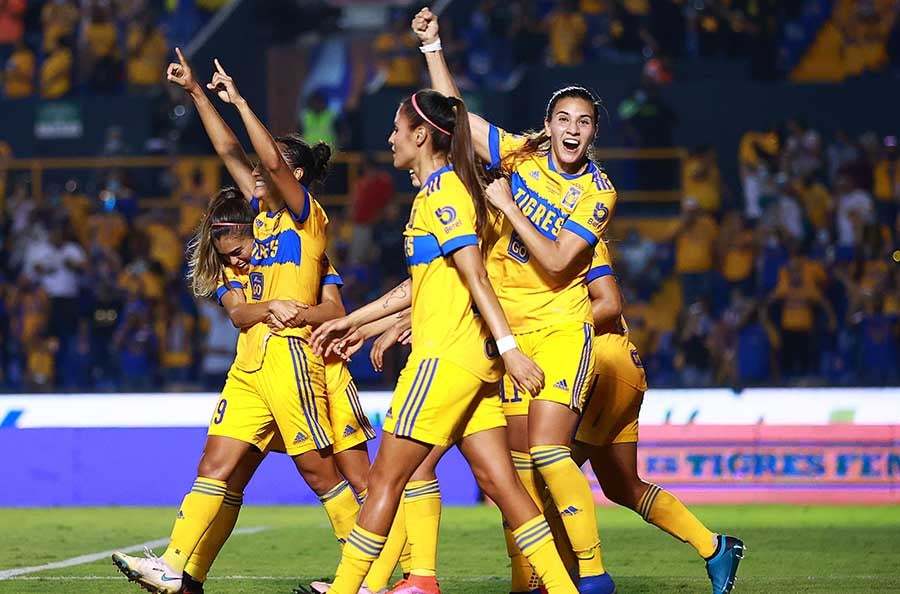 Jugadoras de Tigres celebran triunfo sobre Chivas