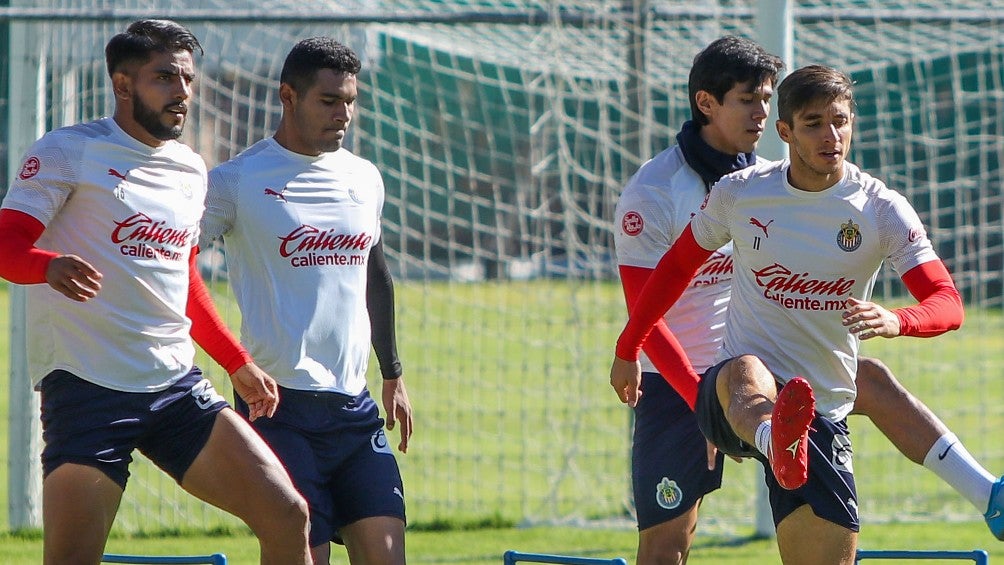 Jugadores de Chivas en un entrenamiento