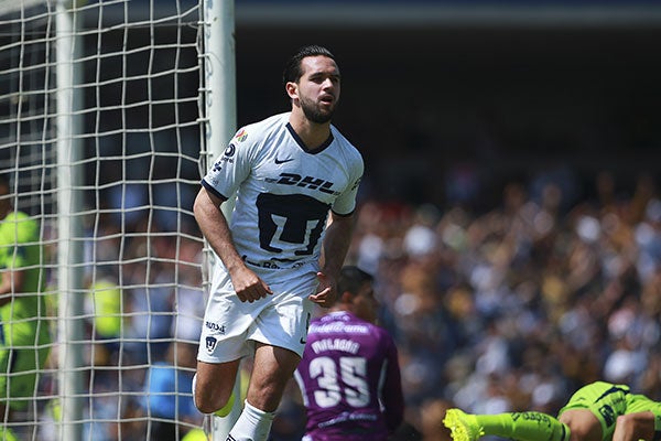 El defensa festeja un gol con Pumas 