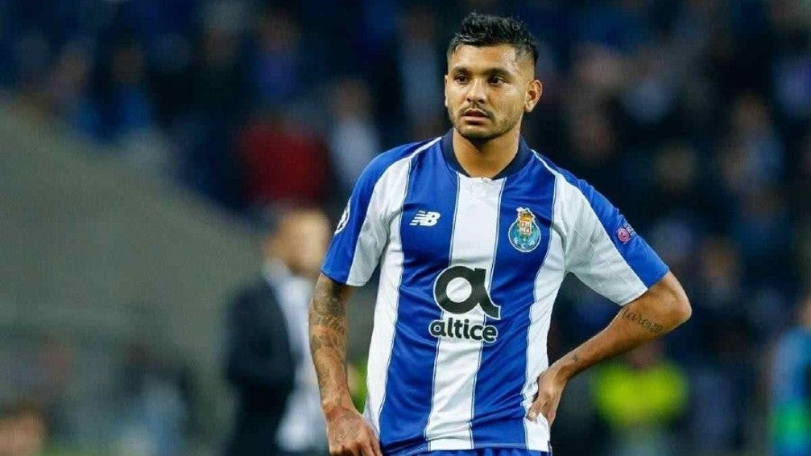 Tecatito Corona durante un partido con el Porto