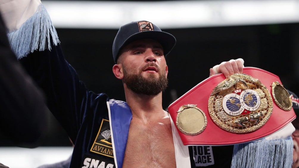 Caleb Plant durante una pelea de boxeo