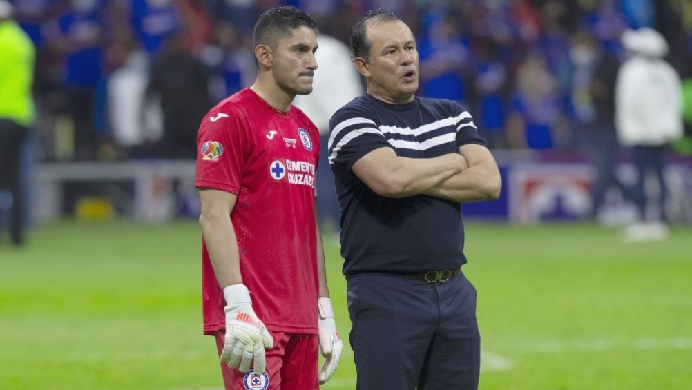 Juan Reynoso y Jesús Corona tras ganar el título con Cruz Azul