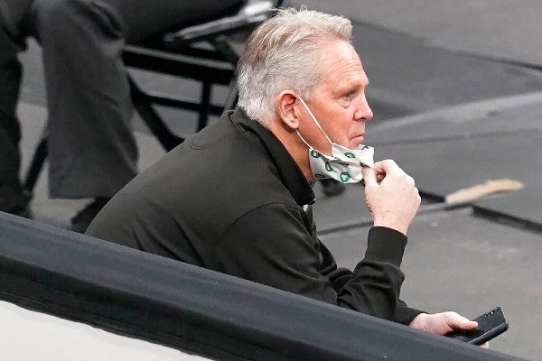 Danny Ainge observa juego de los Celtics