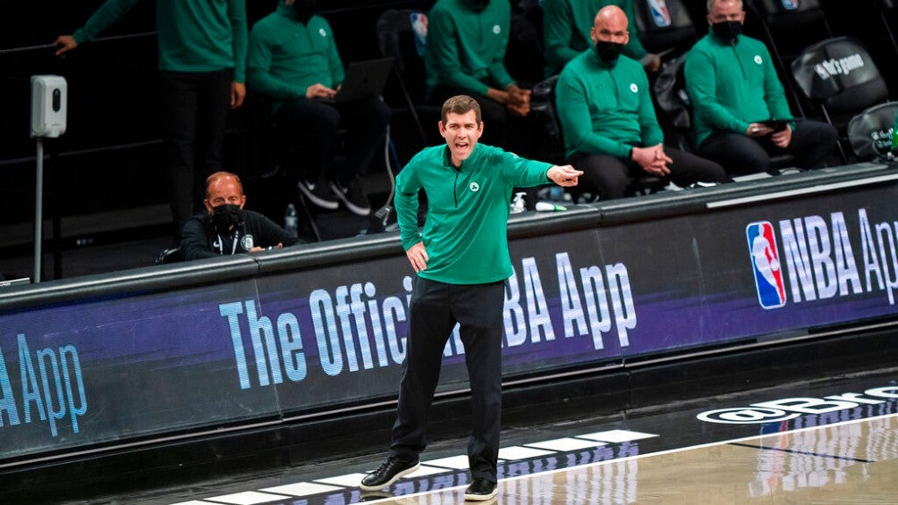 Brad Stevens dirigiendo a los Celtics de Boston