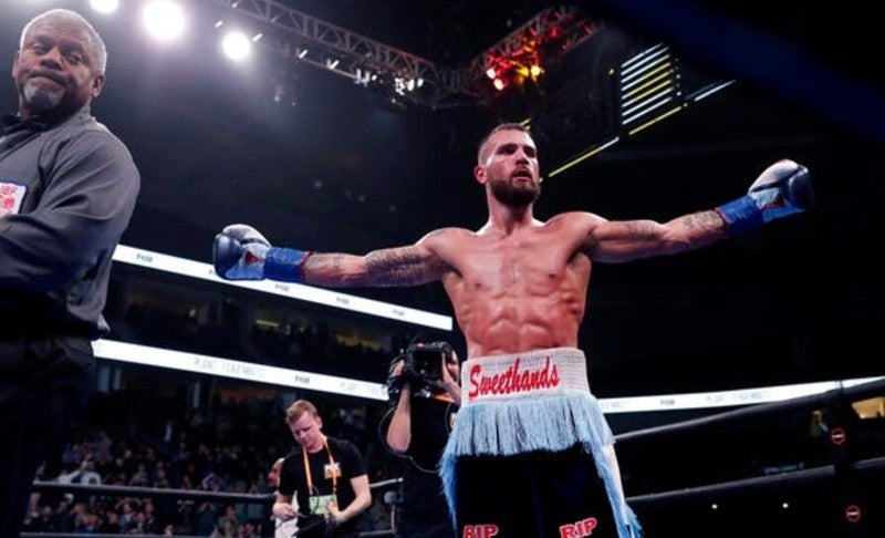 Caleb Plant durante una pelea de boxeo