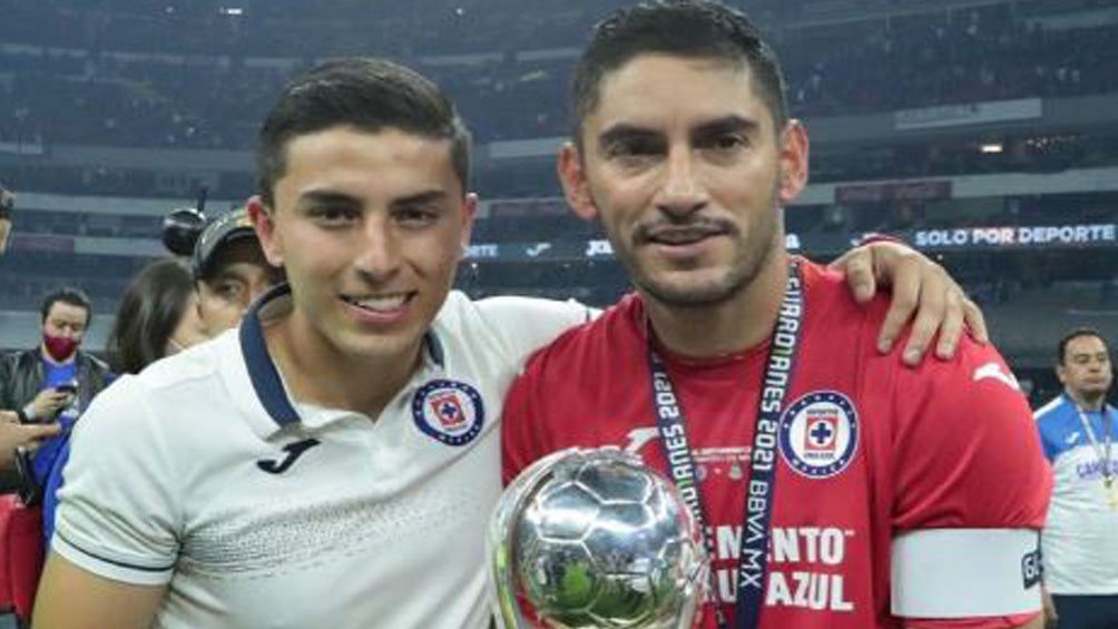 Misael Corona y Chuy, tras el triunfo de Cruz Azul