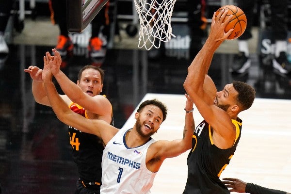 Rudy Gobert en acción con Jazz frente a Grizzlies