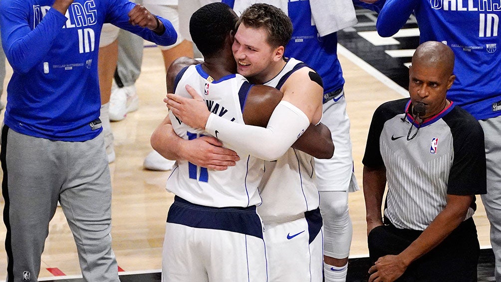 Doncic es felicitado al final del partido