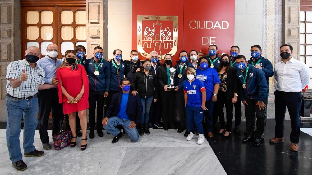 Claudia Sheinbaum posa con el trofeo del Guard1anes 2021 junto con la plantilla de Cruz Azul