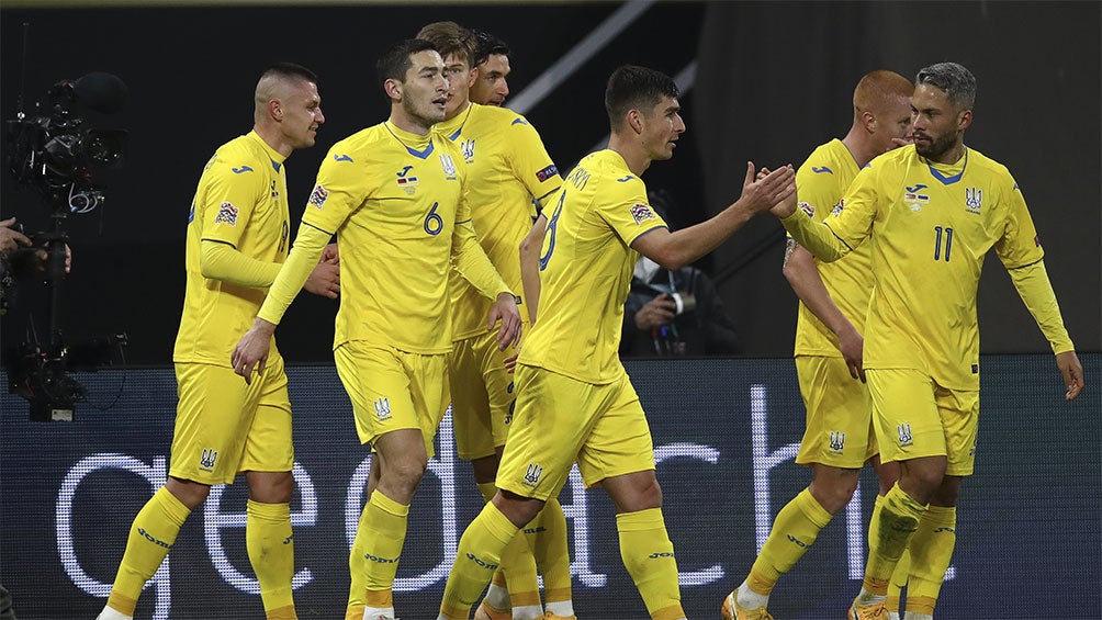 Jugadores de Ucrania festejan un gol