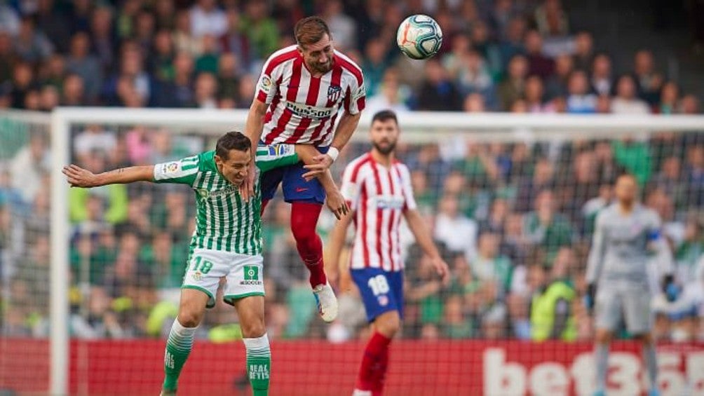 Andrés Guardado en acción contra Héctor Herrera en LaLiga