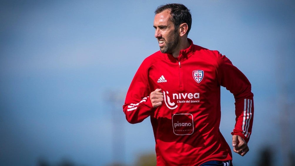 Diego Godín en entrenamiento con el Cagliari