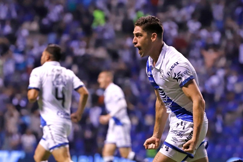 Santiago Ormeño festejando un gol a favor del Puebla