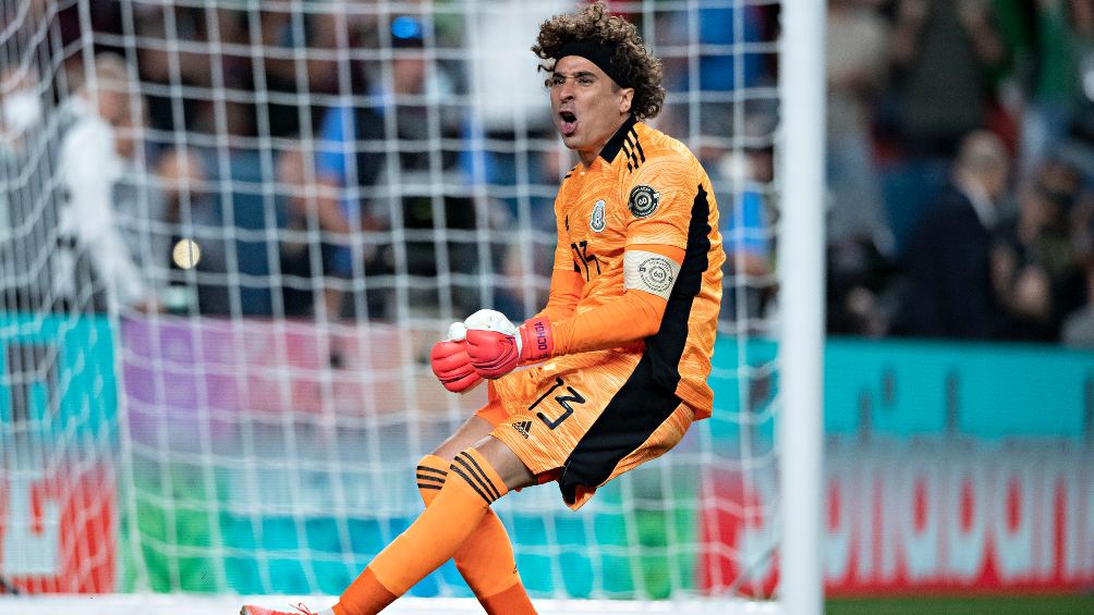 Memo Ochoa en festejo de gol