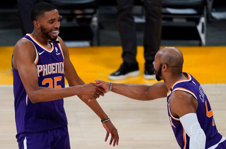 Mikal Bridges y Jevon Carter celebran 