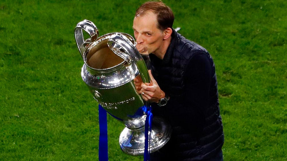 Thomas Tuchel besa el trofeo de la Champions League 