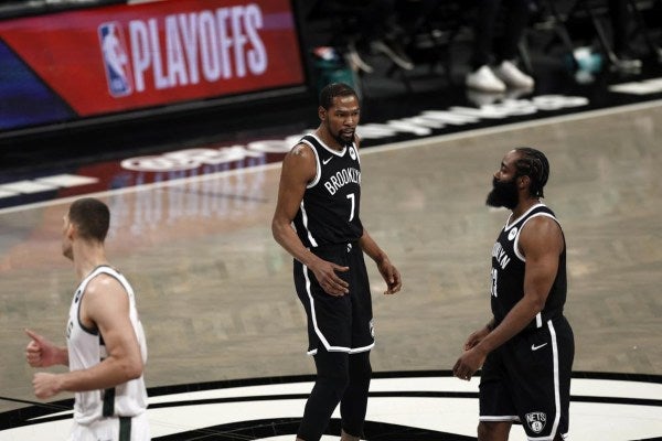 James Harden se retira del Brooklyn vs Milwaukee