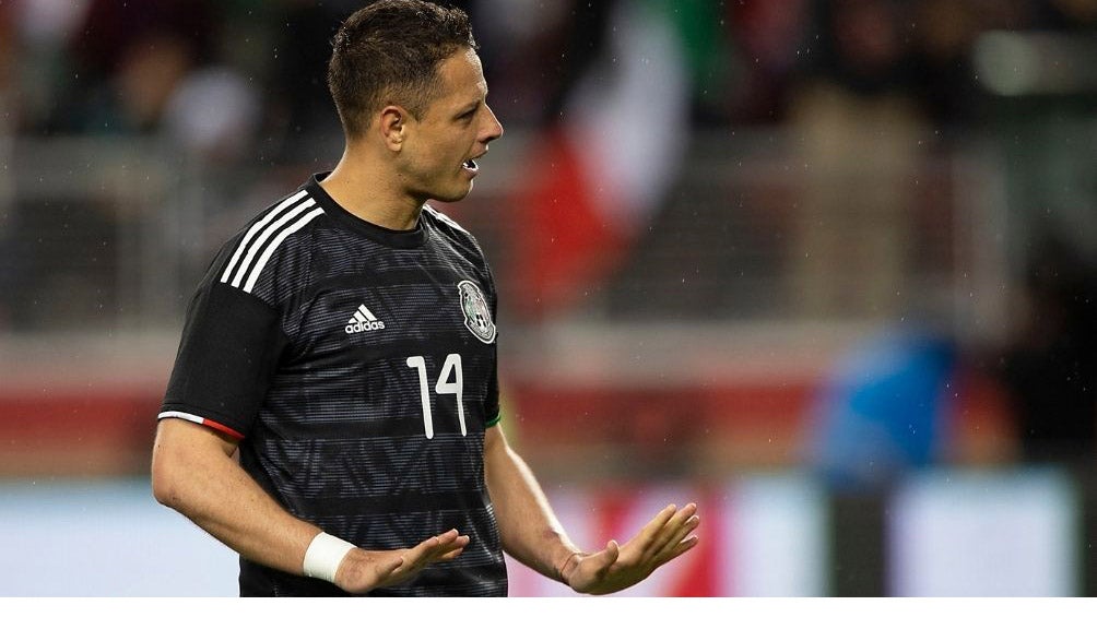 Chicharito en un partido con Selección