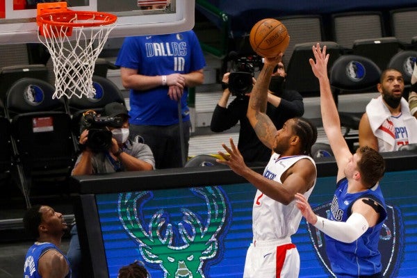 Kawhi Leonard en festejo con Los Ángeles