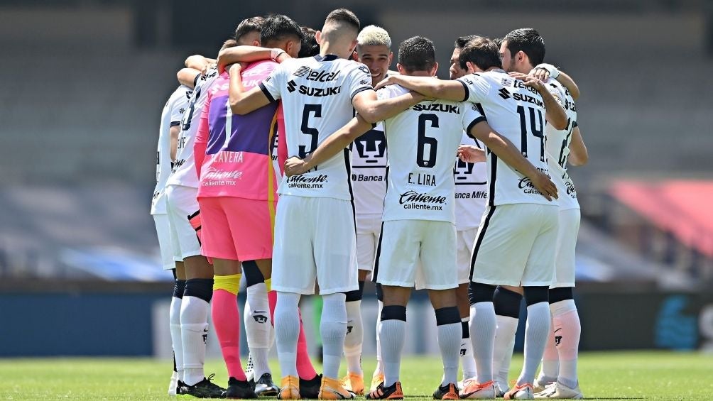 Jugadores de Pumas durante un partido 