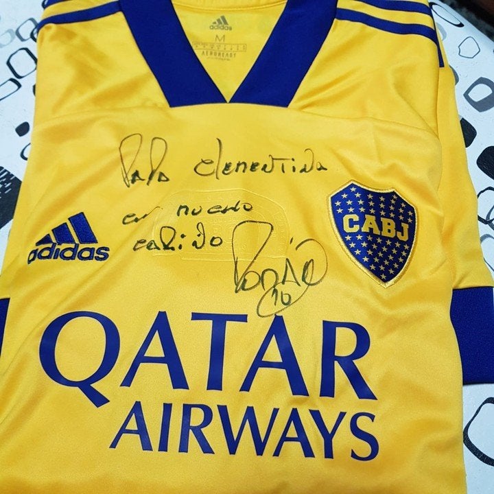 La playera firmada por Riquelme