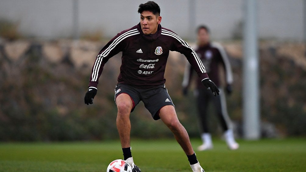 Edson Álvarez en entrenamiento con el Tricolor