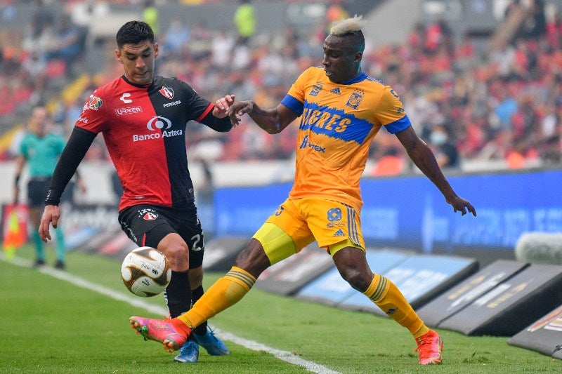 Julián Quiñones durante un partido con Tigres ante Atlas