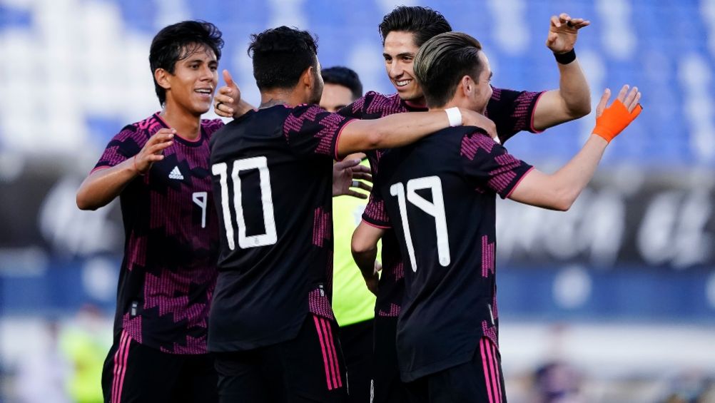 Jugadores de México celebrando el gol de Angulo