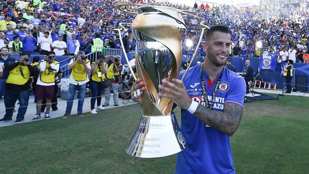 Edgar Méndez en festejo con el trofeo de la Super Copa MX