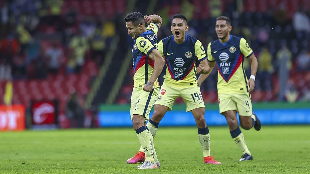 Jugadores de América festejan un gol