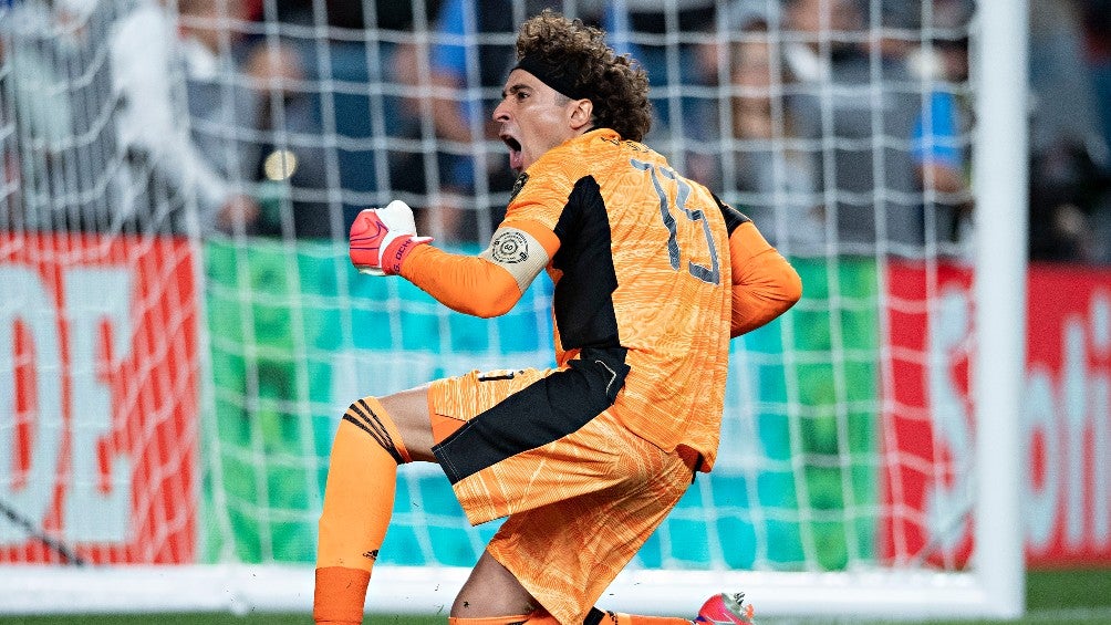 Memo Ochoa durante un partido con el Tri