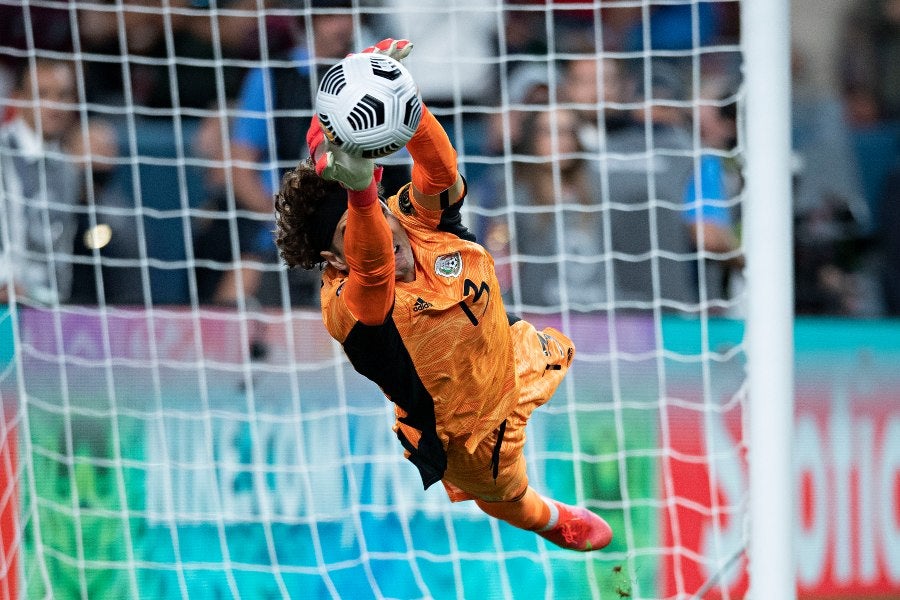 Memo Ochoa durante un partido con el Tri