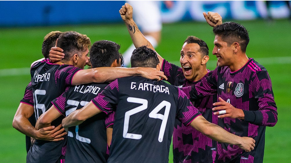 Jugadores de la Selección Mexicana celebran un gol