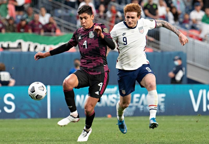 Edson Álvarez, en acción con el Tri