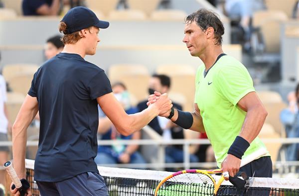 Jannik Sinner y Nadal tras juego