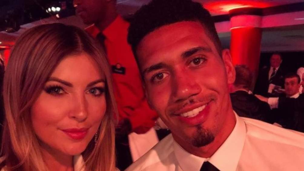 Smalling y su pareja en evento