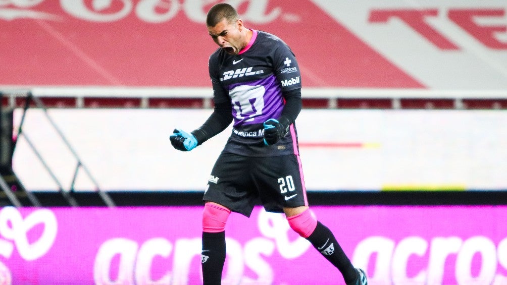 Julio González durante un partido con Pumas