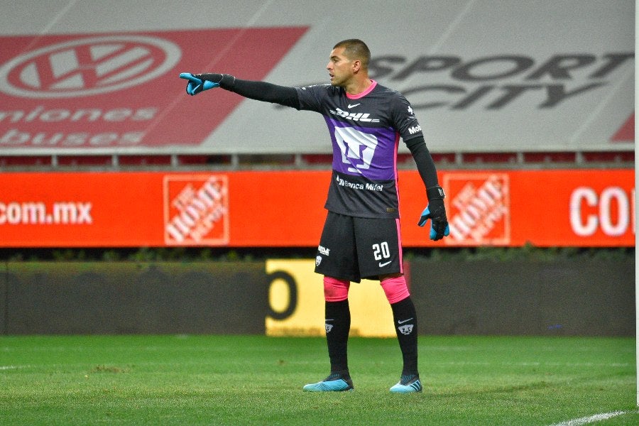 Julio González durante un partido con Pumas