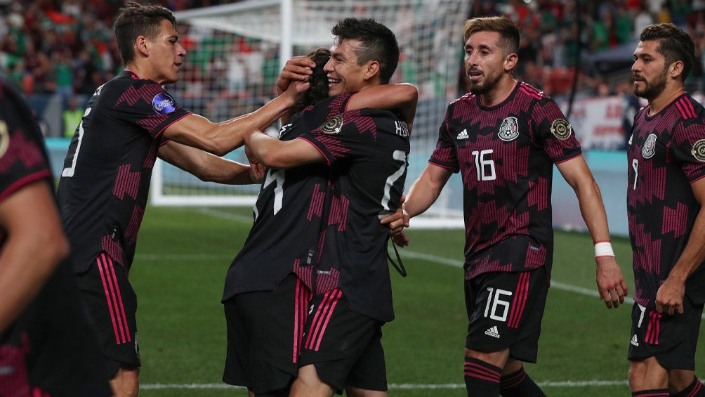 Jugadores mexicanos felicitan a Lainez tras su anotación 