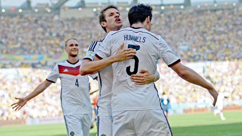 Müller y Hummels celebran un gol con Alemania