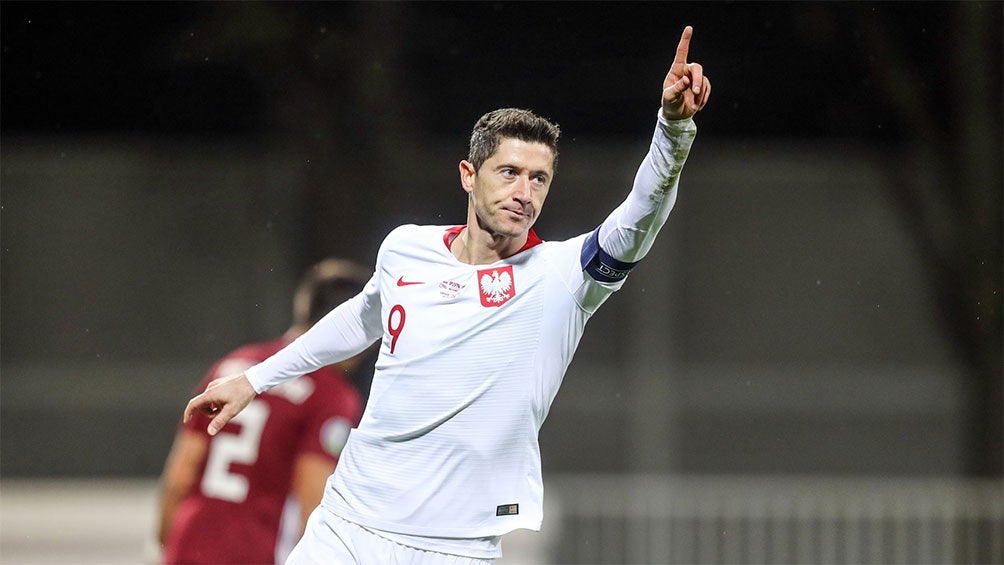 Robert Lewandowski festeja un gol con Polonia 