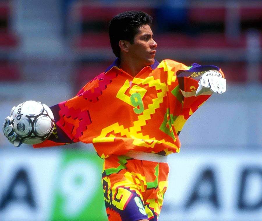 Jorge Campos en juego con Pumas