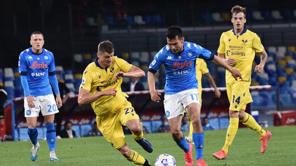 Chucky Lozano durante un partido con Napoli