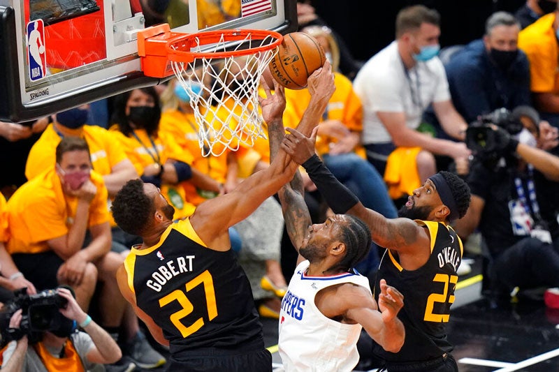 Rudy Gobert y Royce O'Neale impiden tiro de Kawhi Leonard