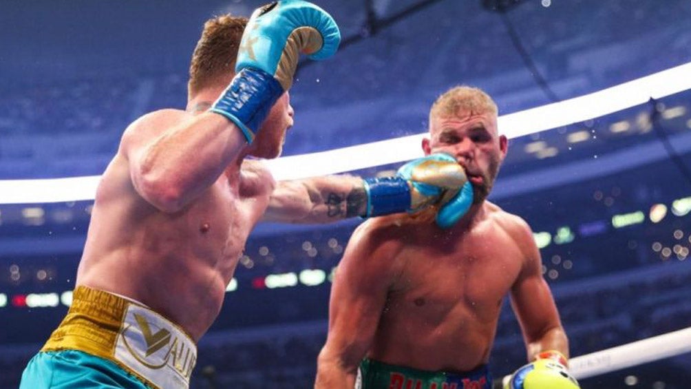 Canelo golpeando a Saunders en el AT&T Stadium