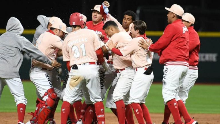 Jugadores de los Diablos Rojos festejan la victoria